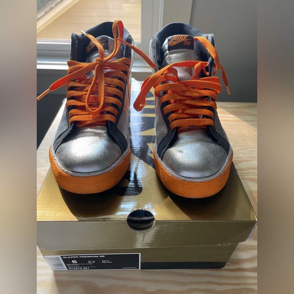 Men’s size 6 Nike SB blazers